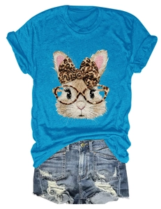 Detailansicht eines blauen T-Shirts mit Hasenmotiv, Leoparden-Schleife und Brille für Damen