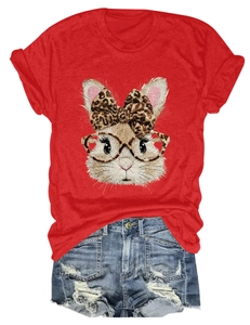 Flachbild von rotem T-Shirt mit Hasen-Grafik und abgenutzten Denim-Shorts