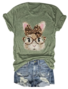 Detailaufnahme des grünen T-Shirts mit süßem Hasen-Print und Leopardenmuster-Schleife