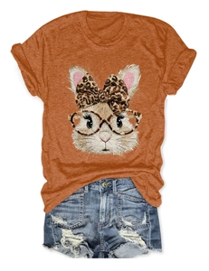 Flachbild von orangefarbenem T-Shirt mit Hasen-Print und zerrissenen Jeans-Shorts
