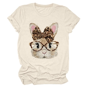 Detailansicht vom Hasen-Print mit Leopardenbrille und Schleife auf beigem Shirt