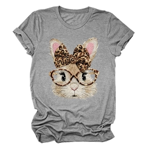 Detailansicht eines grauen T-Shirts mit Hasenmotiv, Leoparden-Schleife und Brille
