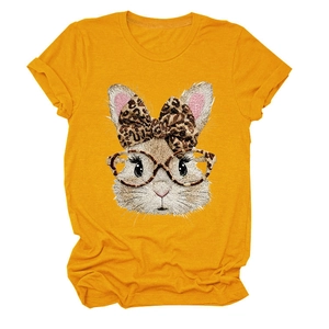 Detailansicht eines senfgelben T-Shirts mit Cartoon-Hase und Leopard-Schleifen-Aufdruck