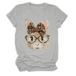 Detail der umgeschlagenen Ärmel am grauen T-Shirt mit Leoparden-Hasen-Grafikdruck