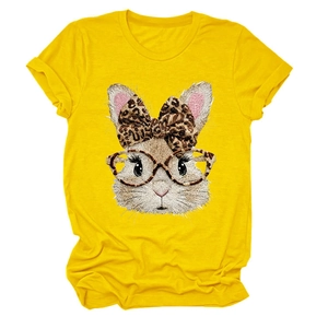 Detailansicht gelbes T-Shirt mit Hasenmotiv, Leoparden-Schleife und Brille für Damen