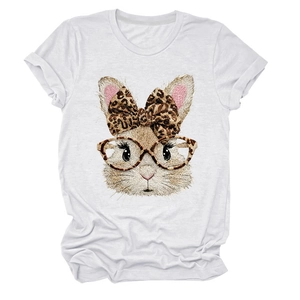 Nahaufnahme eines weißen Baumwoll-T-Shirts mit süßem Hasen, Leoparden-Schleife und Brille
