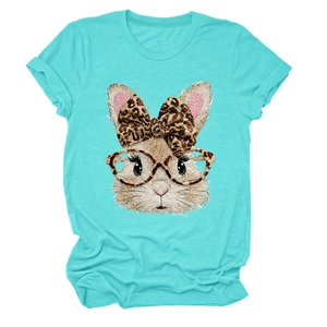 Detail eines türkisblauen Kurzarm-T-Shirts mit Hasenmotiv und Leopardenmuster-Schleife