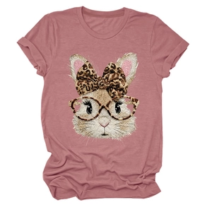 Detailaufnahme von rosa T-Shirt mit süßem Hasen, Leoparden-Schleife und Brille
