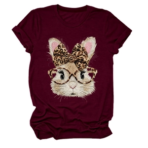Detailansicht weinrotes Rundhals-T-Shirt mit süßem Hasen-Print und Leopardenbrille