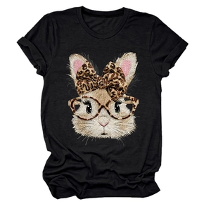 Detailansicht des schwarzen Baumwoll-T-Shirts mit Hasenmotiv und Leopardenmuster-Schleife