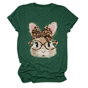 Nahaufnahme der dunkelgrünen T-Shirt-Textur und des Hasen-Grafikdrucks mit Leopardenmuster