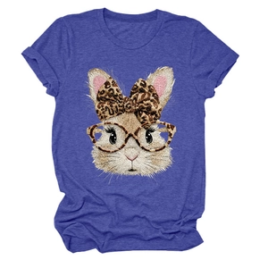 Detail eines königsblauen T-Shirts mit Leoparden-Hasen-Print und weicher Stofftextur