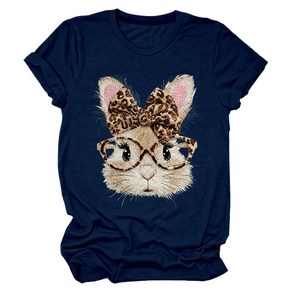 Detail eines dunkelblauen T-Shirts mit Cartoon-Hase, Leopardenbrille und Schleife