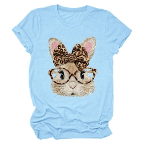 Detailansicht hellblaues T-Shirt mit Hasen-Print, Leoparden-Schleife und Brille