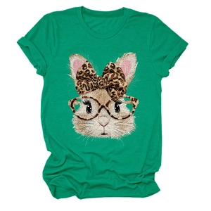 Detailansicht hellgrünes T-Shirt mit Leoparden-Hasen-Print aus weichem Baumwollstoff