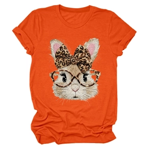 Detail eines hellorangen T-Shirts mit Rundhalsausschnitt und Hasen-Grafik-Print