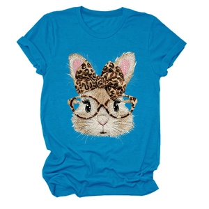 Detail eines hellblauen T-Shirts mit modischem Leoparden-Schleife und Hasen-Aufdruck