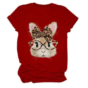 Detail eines roten Rundhals-T-Shirts mit Hasen-Print, Leopardenbrille und Schleife