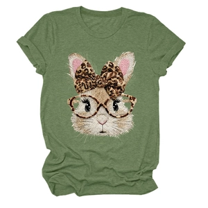Detail eines armee-grünen Rundhals-T-Shirts mit Cartoon-Hase und Leoparden-Schleife