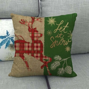 Funda de cojín navideña de lino con reno de cuadros y diseño de Let it Snow en sofá