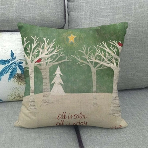Gros plan de la housse de coussin de Noël en lin avec texte All is Calm sur un canapé