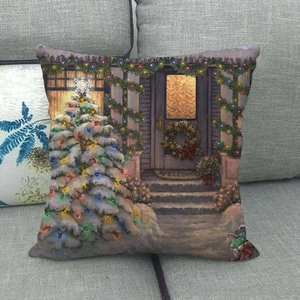 Housse de coussin de Noël en lin avec motif de nuit enneigée sur un canapé gris
