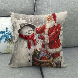 Funda de cojín de lino navideño con motivos de Papá Noel y muñeco de nieve en sofá