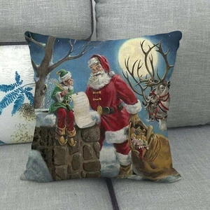 Detalle de funda de cojín navideña de lino con Papá Noel, reno y pintura al óleo de luna
