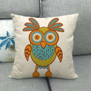 Housse de coussin carrée en lin avec motif hibou coloré sur un canapé en tissu gris