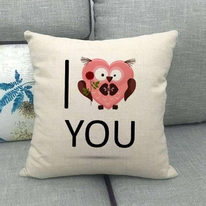 Detalle de funda de cojín de lino con búho animado y estampado de I Love You