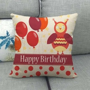 Detalle de funda de cojín de lino con búho animado y estampado de globos de cumple