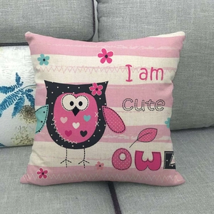 Detalle de cojín cuadrado de lino con estampado de búho sobre rayas rosas y blancas