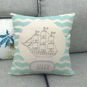 Nautische linnen kussensloop met zeilbootprint en blauwe golven voor de bank