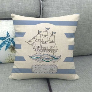 Macro detail van nautische zeilboot illustratie op linnen kussensloop met blauwe strepen