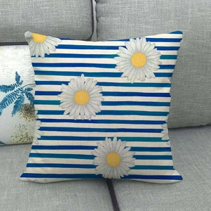 Detail van linnen kussenhoes met blauw-witte strepen en madeliefjesprint