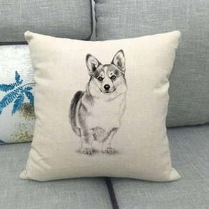 Detailansicht eines Korgi-Hundekissens aus Leinen auf einem modernen grauen Sofa