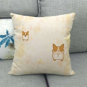 Detail der Kissenhülle aus Leinen mit Corgi-Druck auf einem grauen Sofa