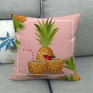 Housse de coussin en lin avec imprimé ananas tropical sur un canapé gris d'un salon