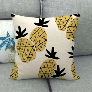 Texture détaillée de la housse de coussin en lin à motif ananas sur un canapé gris
