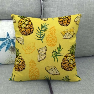 Texture détaillée de la housse de coussin en lin avec imprimé ananas tropical