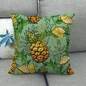 Détail de la housse de coussin à motif d'ananas avec tissu en lin sur un canapé