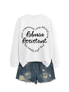 Piatto del pullover bianco Admin Assistant abbinato a pantaloncini in denim usurati