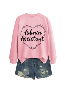 Felpa rosa distesa con grafica a cuore Admin Assistant e pantaloncini in denim