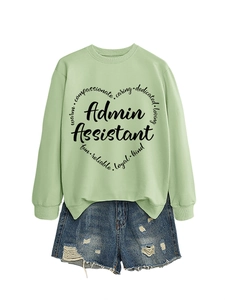 Outfit piatto con felpa verde Admin Assistant e pantaloncini di jeans blu sfrangiati