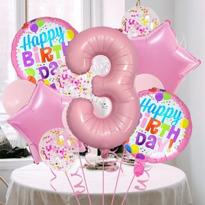 Détail d'un kit de ballons rose pour 3e anniversaire avec chiffre 3 et confettis