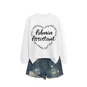 Set felpa bianca da donna con stampa cuore Admin e pantaloncini di jeans blu strappati