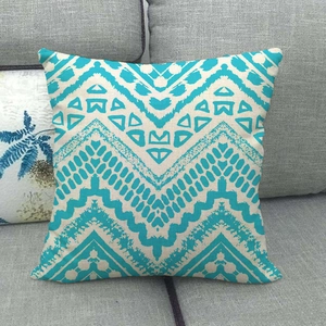 Gros plan détaillé des motifs ethniques bleu sarcelle sur le tissu de la housse de coussin