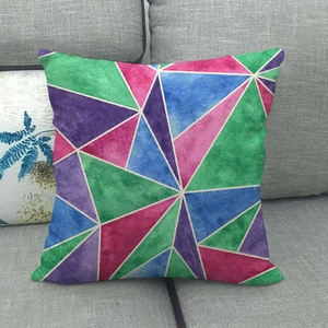 Détail de la texture en lin et du motif géométrique de triangles colorés sur la housse