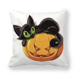 Federa per cuscino Halloween con gatto nero su zucca su sfondo bianco