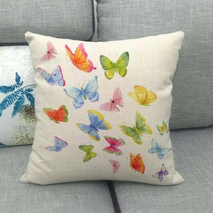 Gros plan détaillé d'une housse de coussin en lin avec motifs de papillons aquarelles colorés